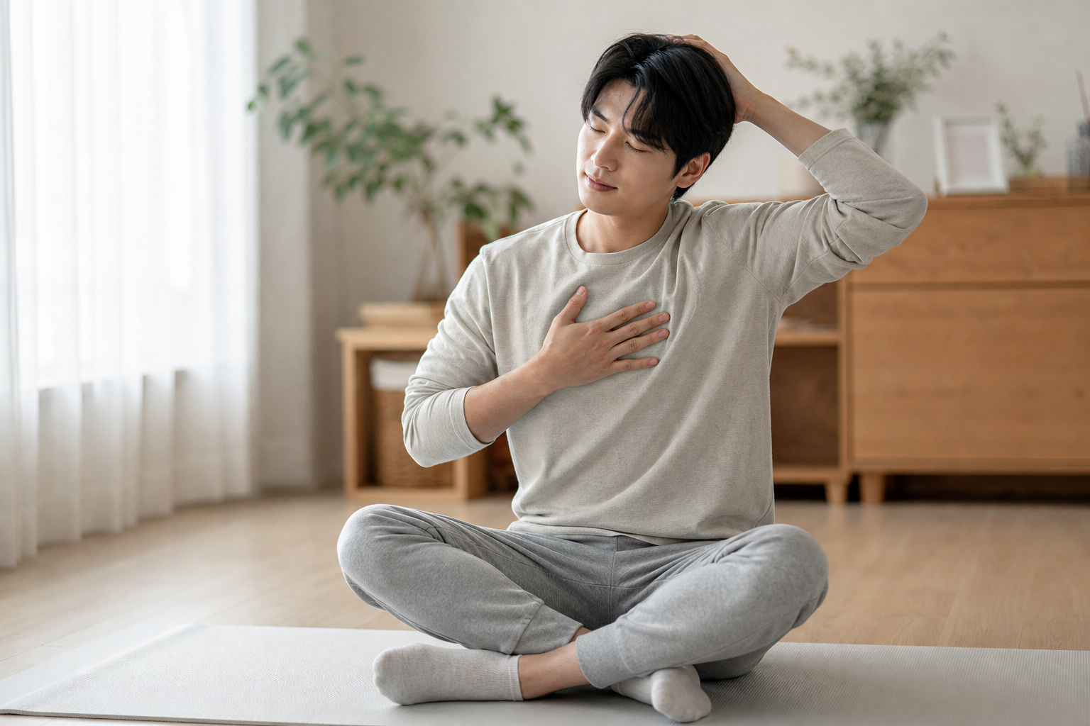 가벼운 스트레칭과 호흡으로 스트레스를 이완하는 모습